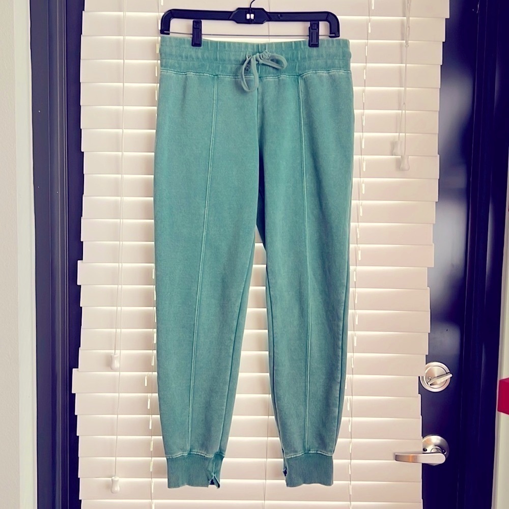 RVCA Distressed Green Jogger Sweatpants with pockets! 🛍️💕